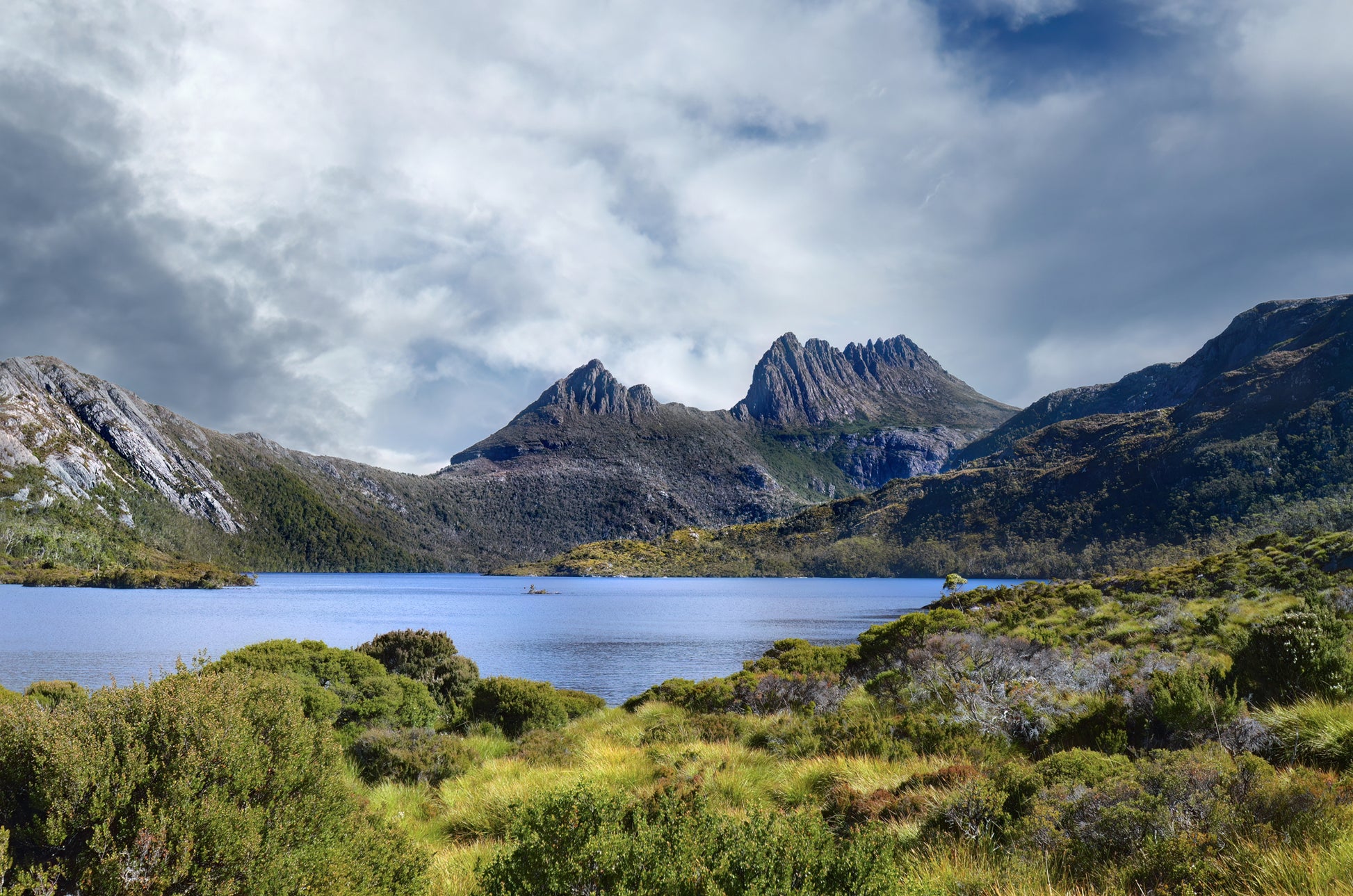 Wide-angle landscape of Cradle Mountain and Dove Lake under a stormy sky.